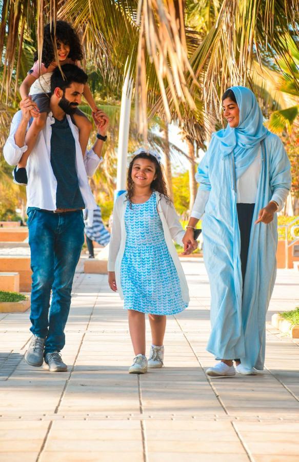 베이 라 선 호텔 앤 마리나 King Abdullah Economic City 외부 사진 A Bahraini family