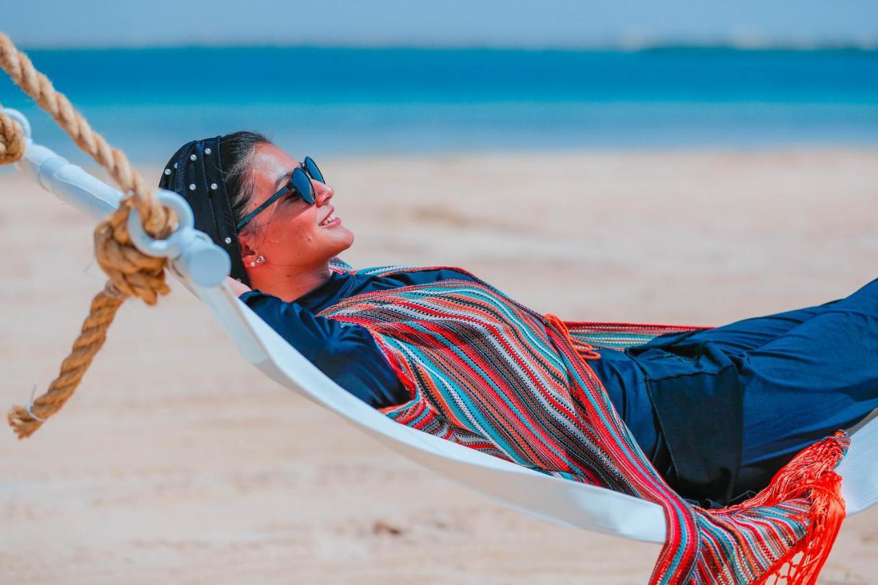 베이 라 선 호텔 앤 마리나 King Abdullah Economic City 외부 사진 A woman relaxing in a hammock