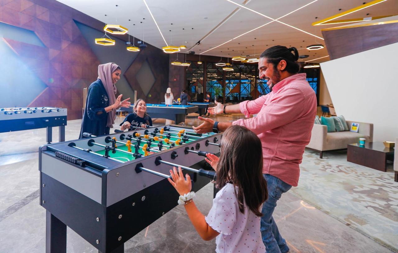 베이 라 선 호텔 앤 마리나 King Abdullah Economic City 외부 사진 Family playing table football
