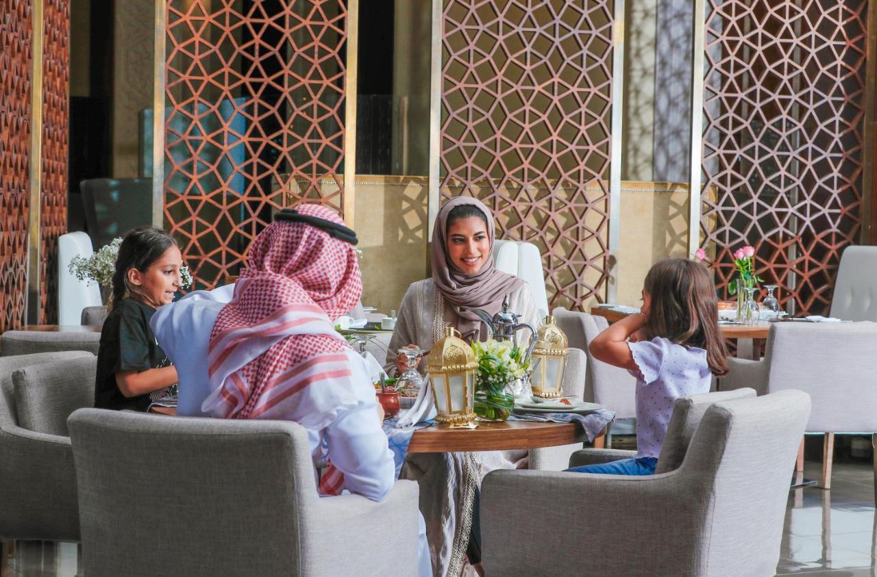 베이 라 선 호텔 앤 마리나 King Abdullah Economic City 외부 사진 A family at a restaurant in Riyadh