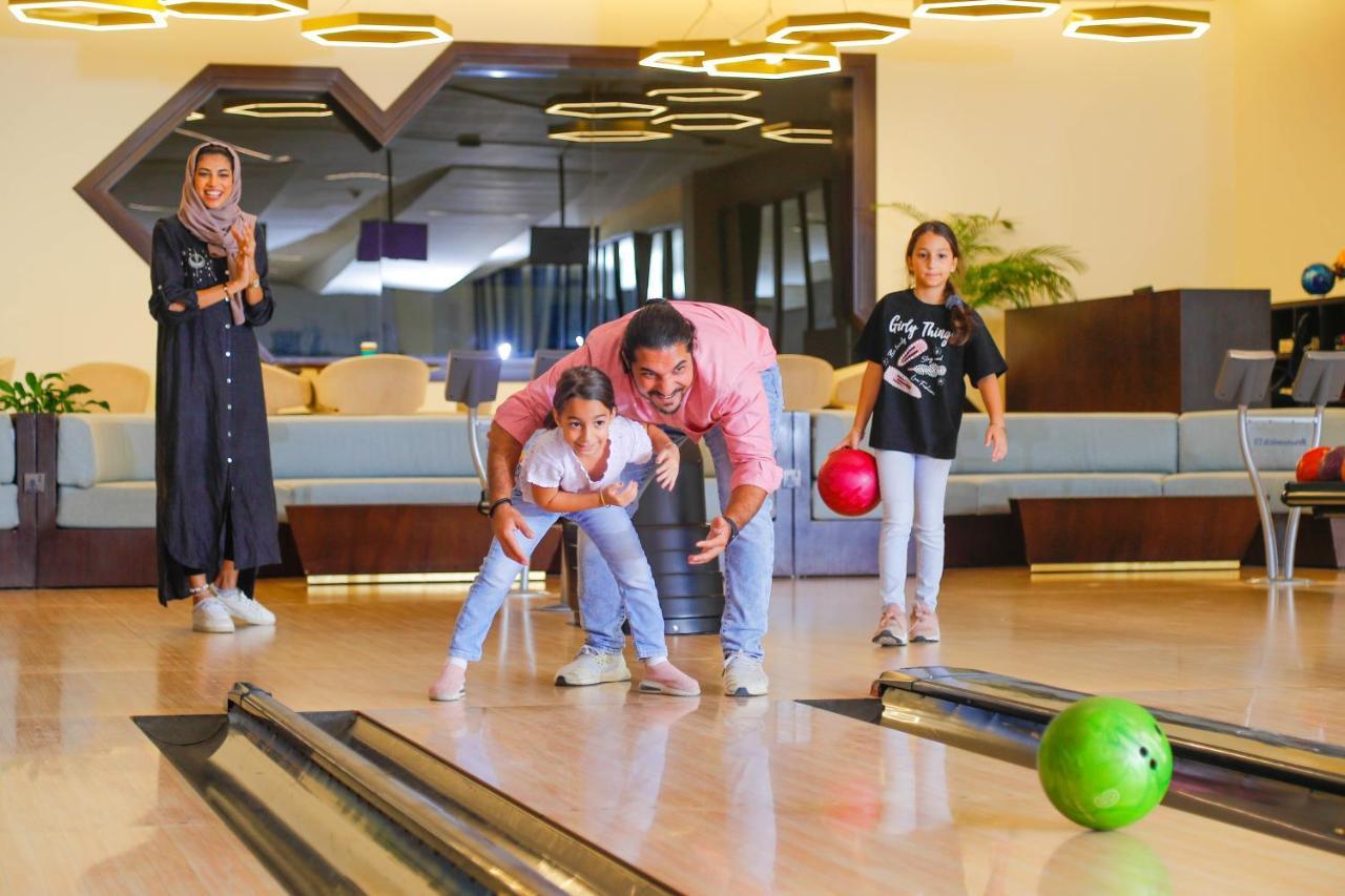 베이 라 선 호텔 앤 마리나 King Abdullah Economic City 외부 사진 Family at the bowling alley