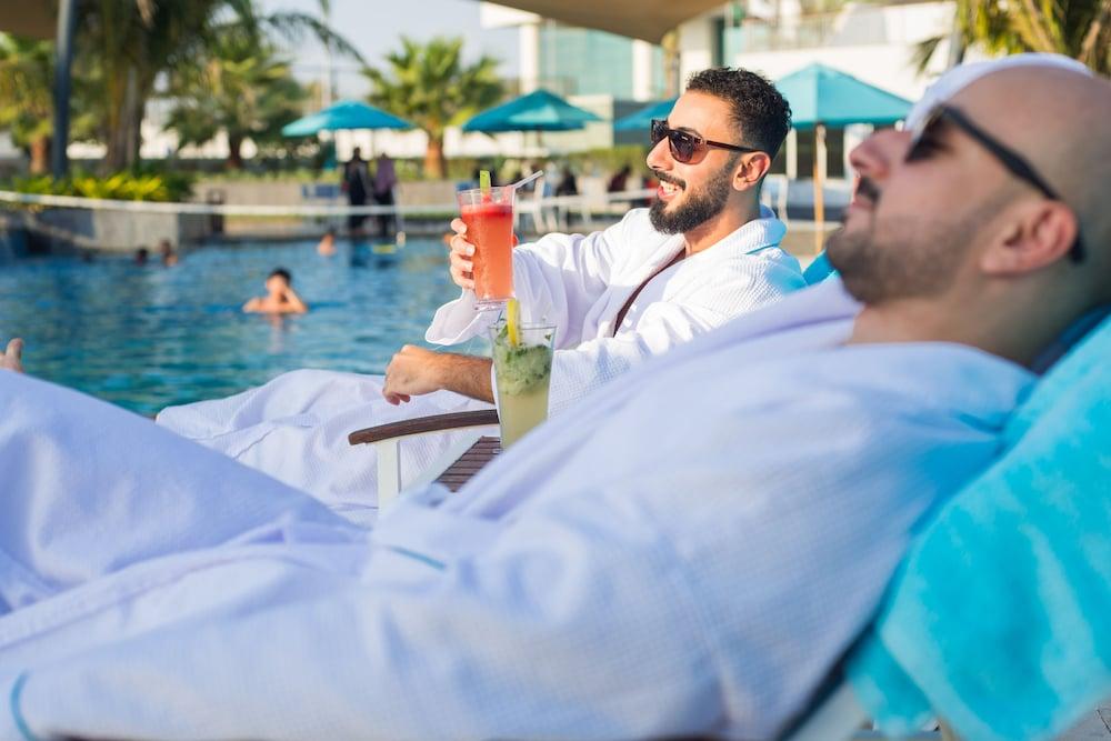 베이 라 선 호텔 앤 마리나 King Abdullah Economic City 외부 사진 Pool at the hotel