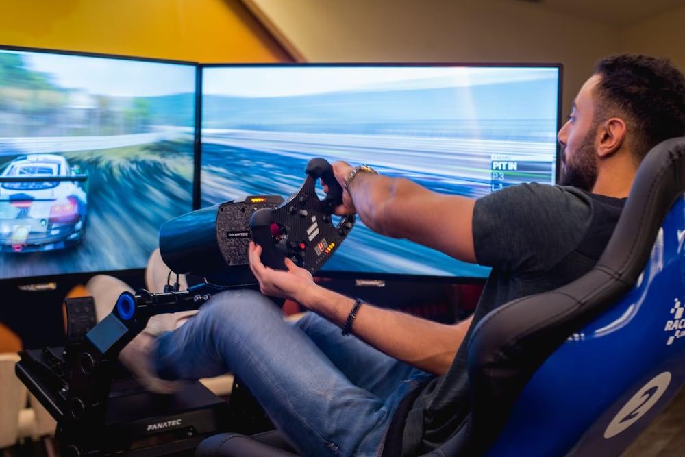 베이 라 선 호텔 앤 마리나 King Abdullah Economic City 외부 사진 A racing game player using a steering wheel