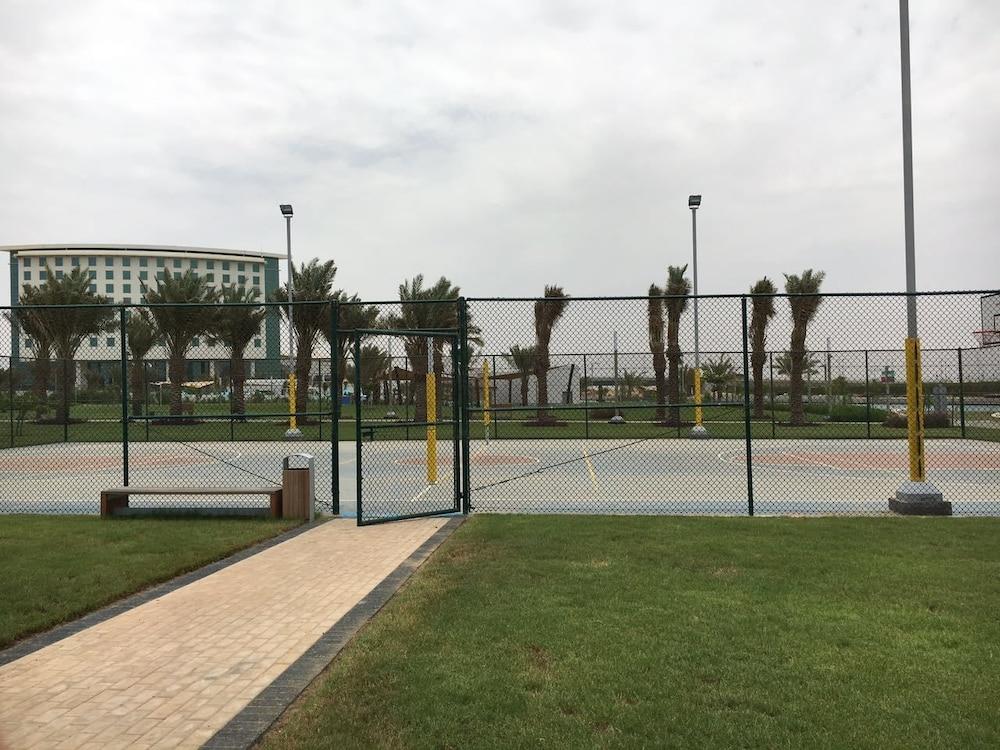 베이 라 선 호텔 앤 마리나 King Abdullah Economic City 외부 사진 Tennis courts at the park