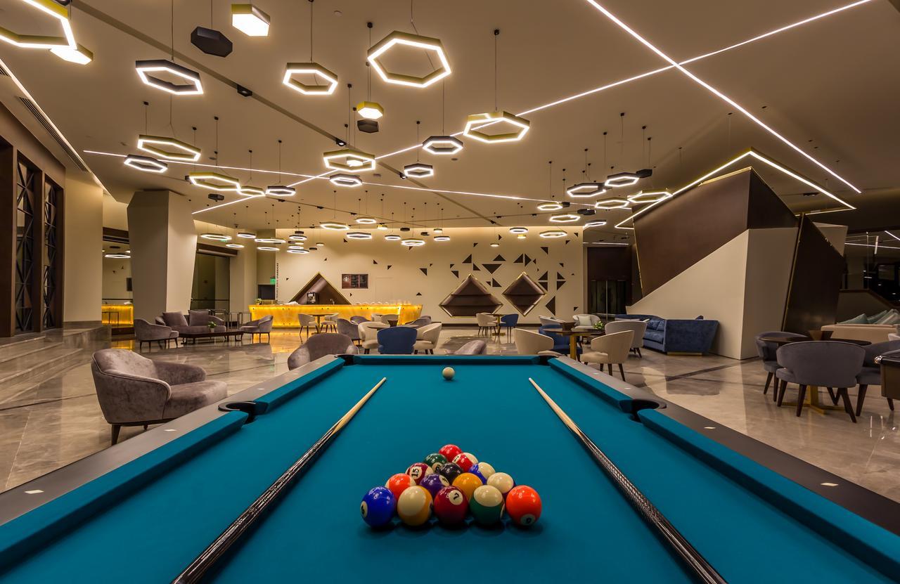 베이 라 선 호텔 앤 마리나 King Abdullah Economic City 외부 사진 The pool table at the 100000-square-foot (9,300 m2) clubhouse